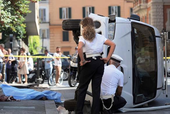 Roma, furgone si schianta su 5 pedoni. Morta 59enne