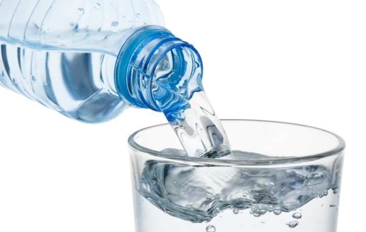 Bere due litri di acqua al giorno per stare meglio? Esperto Usa: “Solo un falso mito”