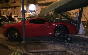 Caceres, schianto in Ferrari contro una fermata del bus: patente ritirata e fuori rosa Juve