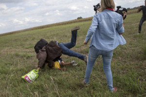 La reporter ungherese chiede scusa per i calci ai migranti: “Ero nel panico, non sono una razzista”