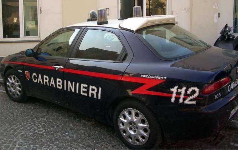 Bari, si fingeva carabiniere per rapinare prostitute e clienti: arrestato in flagranza