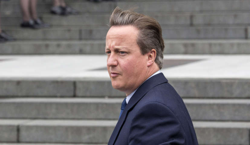 Alcol, droga e bizzarri riti sessuali: la nuova e scandalosa biografia su David Cameron
