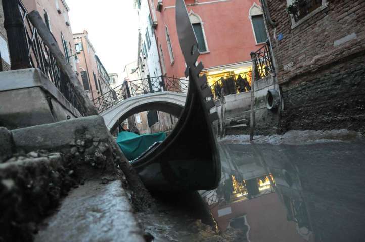 Venezia, turisti in manette per aver rubato una gondola. Si difendono: "Volevamo solo fare un giro"