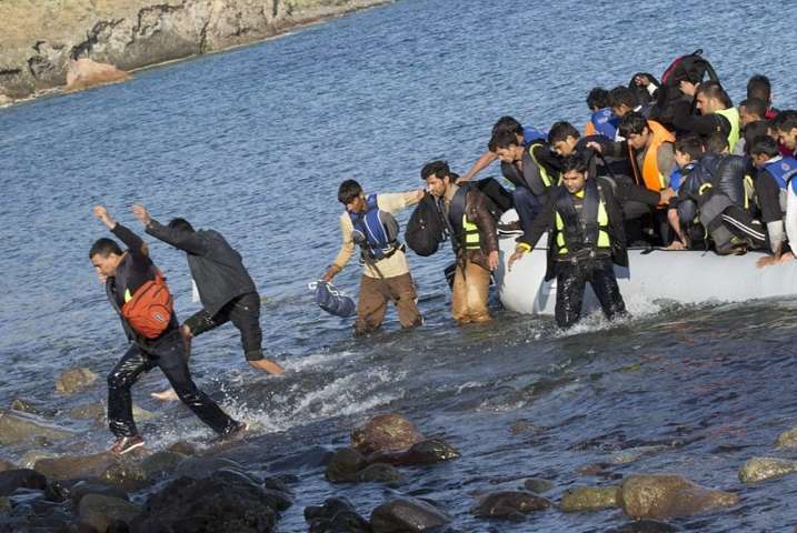 Emergenza migranti, barcone affonda a Lesbo: 26 dispersi