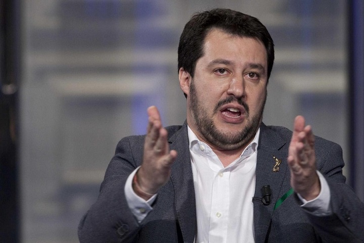 Migranti, Salvini ribatte a Renzi: "Verme, usa un bimbo morto per propaganda"