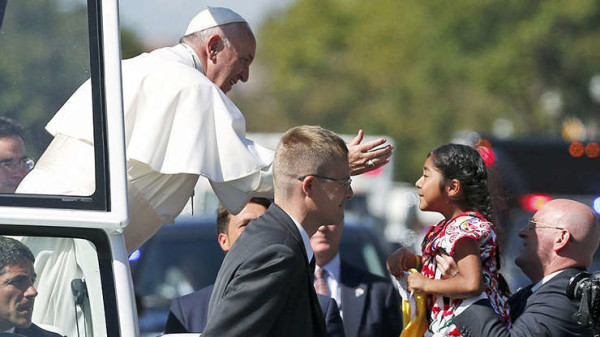 Figlia di immigrati consegna una lettera al Papa: "Il mio cuore è triste, la prego aiuti i miei genitori"