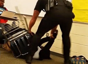 Usa, video shock: agente bianco aggredisce studentessa nera in classe 