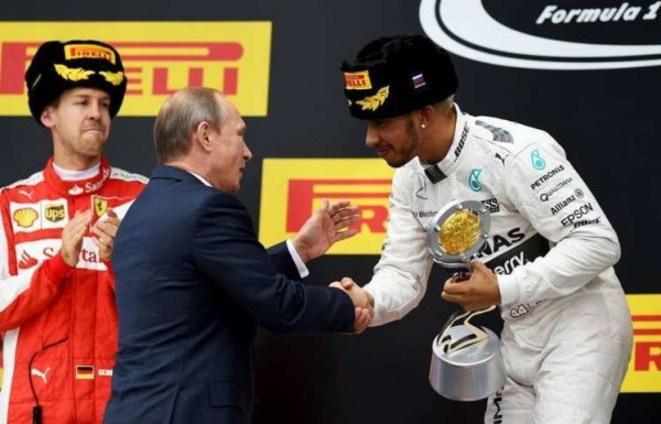 F1, Gp di Russia: vince Hamilton, 2° Vettel che in classifica supera Rosberg. Penalità per Raikkonen