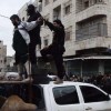 Orrore Isis, uomo decapitato e crocifisso in pubblico. Era accusato di "rubare musulmani"