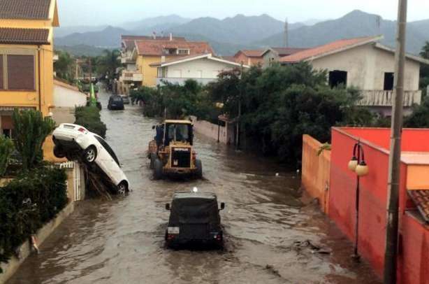 Maltempo, situazione drammatica in Sicilia: fiumi esondati, frane e auto travolte dal fango 