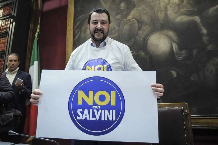 Salvini contro Decaro su accoglienza migranti: "Stufo di questo razzismo di sinistra"
