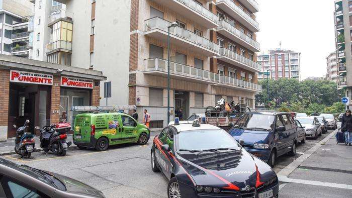 Torino, si getta dal balcone per paura di essere arrestato: aveva tentato di accoltellare la fidanzata