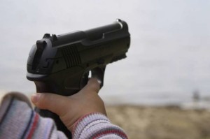 Orrore in Usa, papà dimentica la pistola sul letto: bimbo di due anni si spara