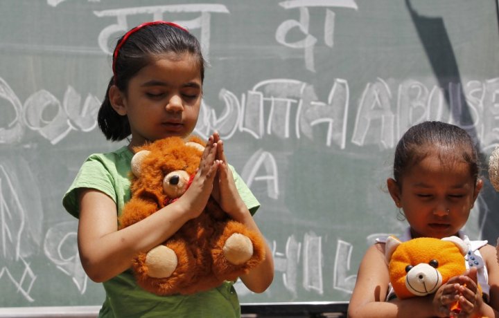 Orrore a New Delhi, bambini di 2 e 5 anni rapite e stuprate dal branco: sono gravi