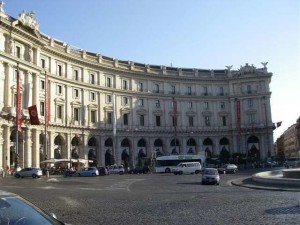 Roma: turista australiano in "luna di miele" cade dal quinto piano di un hotel, gravissimo