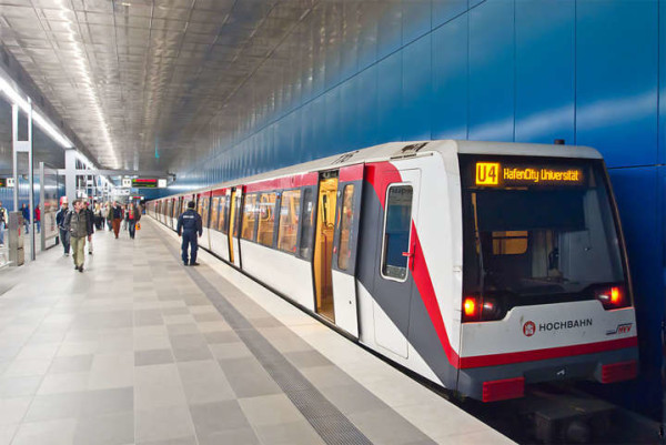 Choc in Germania, donna lancia figlio 11enne sulla metropolitana: è grave