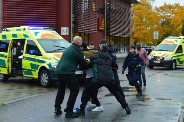 Svezia, 21enne mascherato e armato di spada fa irruzione in una scuola: tre morti
