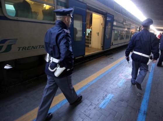 Roma, ubriaco molesta sul treno 19enne: rischia l'arresto per atti osceni in luogo pubblico