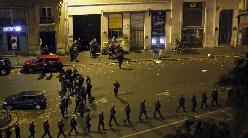 Attentati a Parigi, video shock del Bataclan: urla, spari, corpi a terra e gente appesa alle finestre