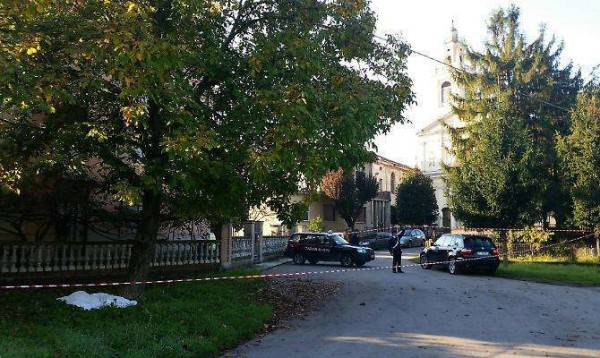 Parma, accoltella la moglie e scappa: trovato privo di vita sotto a un albero