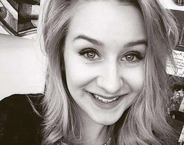 Inghilterra, ossessionata dai selfie e vittima di cyberbullismo: 18enne suicida