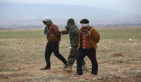 Isis, il pianto del terrorista catturato dai soldati curdi fa il giro del web 