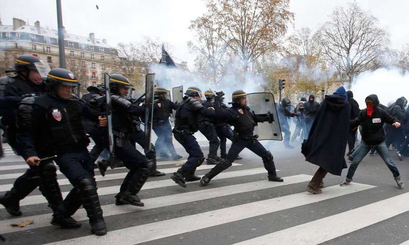 Parigi, vertice Onu sul clima: scontri e lacrimogeni polizia-manifestanti, 289 fermati