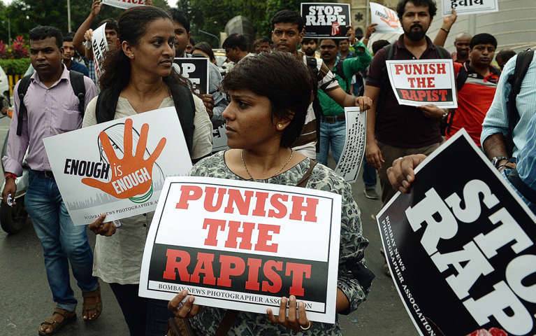 India, nel 2012 stuprarono ragazzina di 13 anni: condannati a morte 5 uomini
