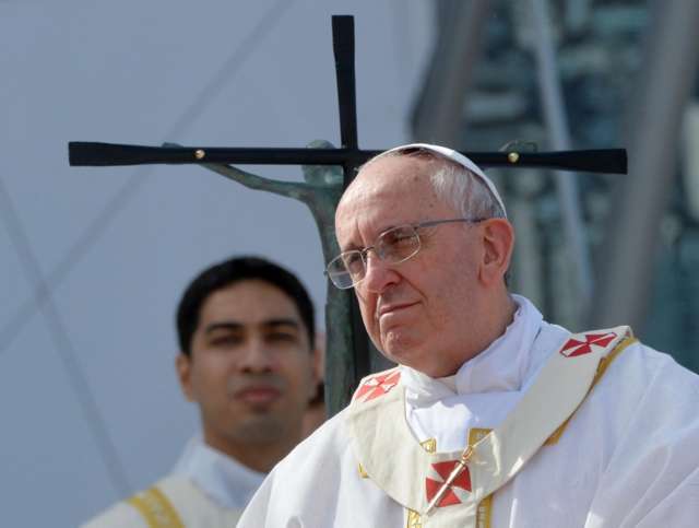 Il monito del Papa: "Chi parla di povertà non può condurre una vita da faraone"