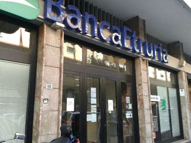 Banca Etruria: la Gdf perquisisce la sede di Civitavecchia dopo il suicidio del pensionato