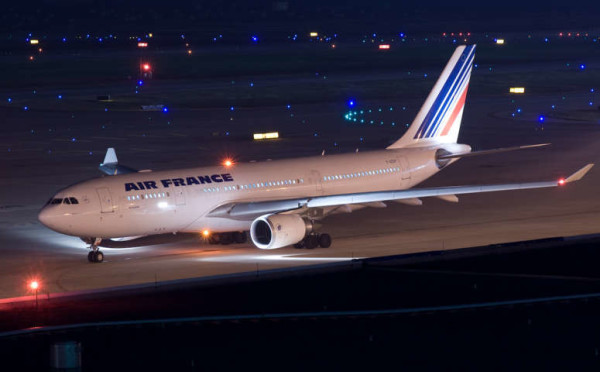 Allarme bomba su aereo per Parigi e panico per 500 persone a bordo: "Non era un ordigno"