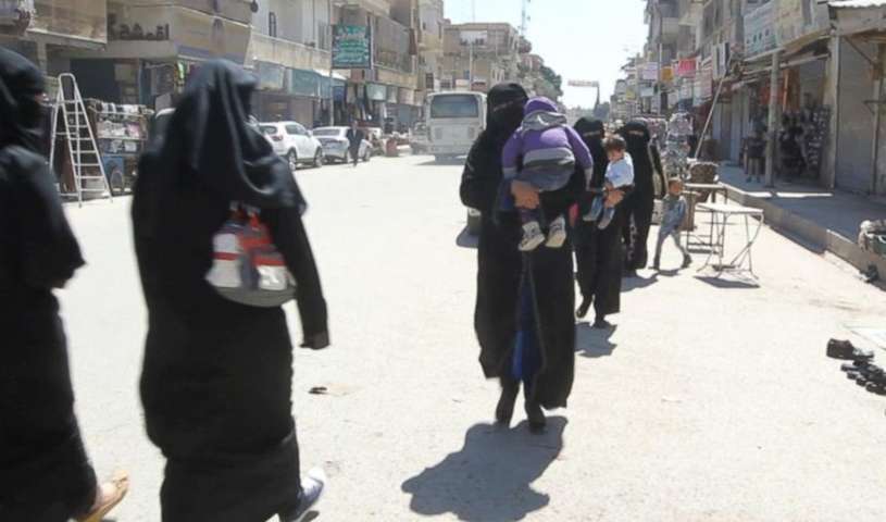 Isis, donna mutilata e uccisa a Raqqa solo per aver allattato il figlio in strada
