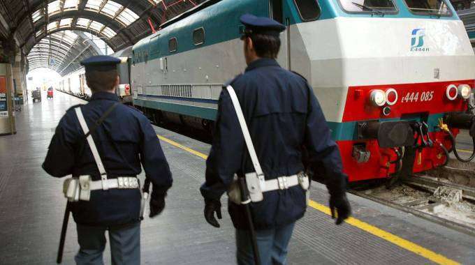 Milano: arrestati due poliziotti, spartivano ricavato dei furti in stazione con i rom