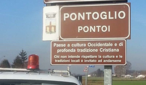Cartelli shock a Pontoglio: "Qui cultura occidentale, via chi non rispetta", polemica sul web