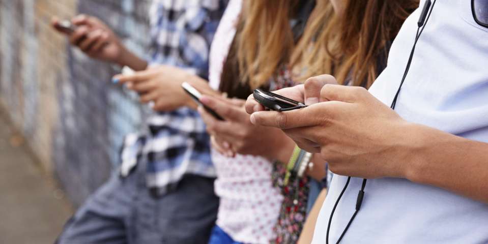 Ue contro i social network: a Bruxelles si vota per proibirne l'uso agli under 16