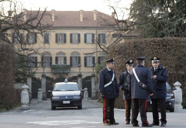 Arcore, si dà fuoco davanti villa Berlusconi: "La banca mi ha chiuso il credito"
