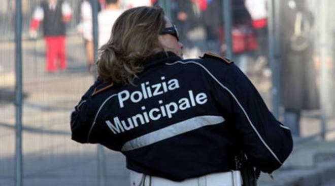 Roma, pistola incustodita e shopping in orario di lavoro: vigilessa incastrata dalle telecamere