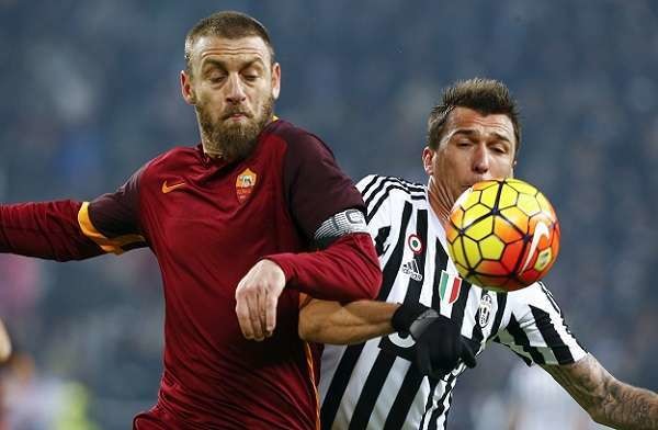 Juve-Roma, Daniele De Rossi e l'insulto a Mario Mandzukic: "Stai zitto, zingaro di m..."