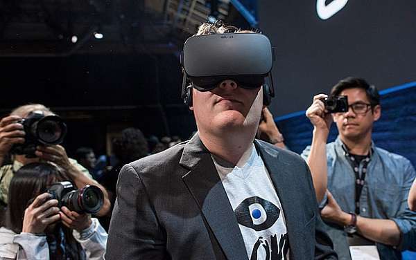 Oculus: Palmer Luckey presenta al mondo il suo dispositivo di realtà virtuale