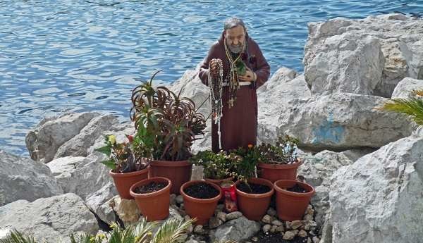 Napoli sotto shock: Padre Pio senza testa sul lungomare, la statua è stata decapitata