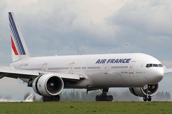 Parigi, scoperta shock su volo Air France: trovato nel carrello cadavere di un immigrato