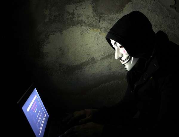 Anonymous: identificato "X", l'hacker che inventò falso attacco Isis in Italia