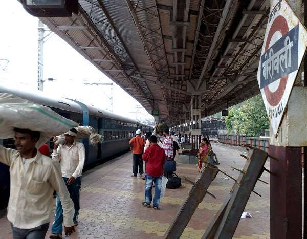 India, ansiosa di vedere il fratello malato scende dal treno in movimento: risucchiata dal mezzo