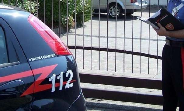 Monza: 51enne sorprende i ladri in casa che lo picchiano con una torcia