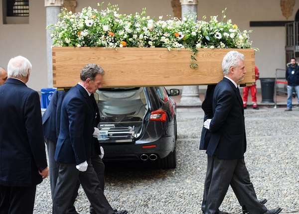 Funerale Umberto Eco, a rendergli omaggio amici e parenti. Presente anche Benigni
