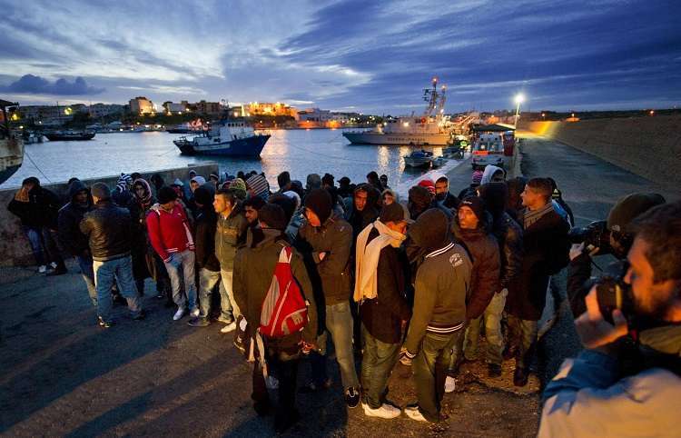 Isis, ministro della Difesa francese: "Rischio infiltrazioni terroristiche a Lampedusa"