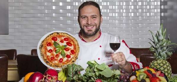 Perde 44 kg mangiando una pizza al giorno: pizzaiolo napoletano conquista New York