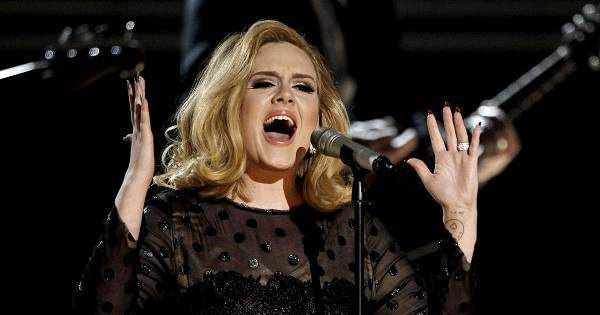 Grammy Awards 2016, Adele stecca e il web non perdona: "Che figuraccia"