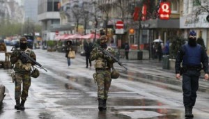 Isis, smantellata rete di reclutamento a Bruxelles: 10 arresti, sequestrati pc e telefoni