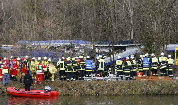 Germania: 10 morti e 150 feriti nello schianto frontale fra due treni in Baviera